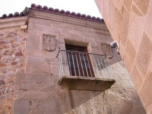 The Casa de Moraga in Caceras, Extremada, Spain. To the left is the shield Benito Moraga y Nidos. That on the right is the shield of his wife, Doña Maria de Carvajal. Photo courtesy of Lance Beeson.